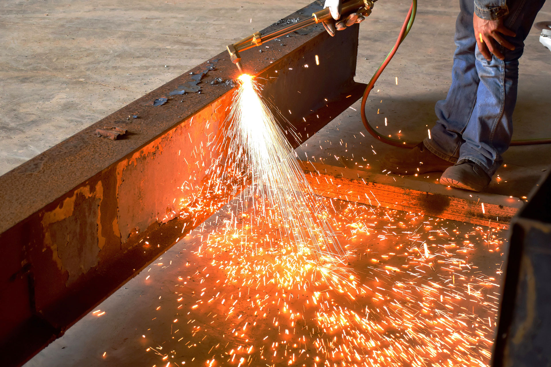 Man torching steel with no dust fumes present, due to using dust collection solutions for steel fabrication